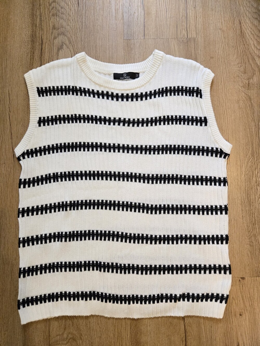LILLUSORY White Sweater with Black Stripe Detail Casual Chic Layering Med